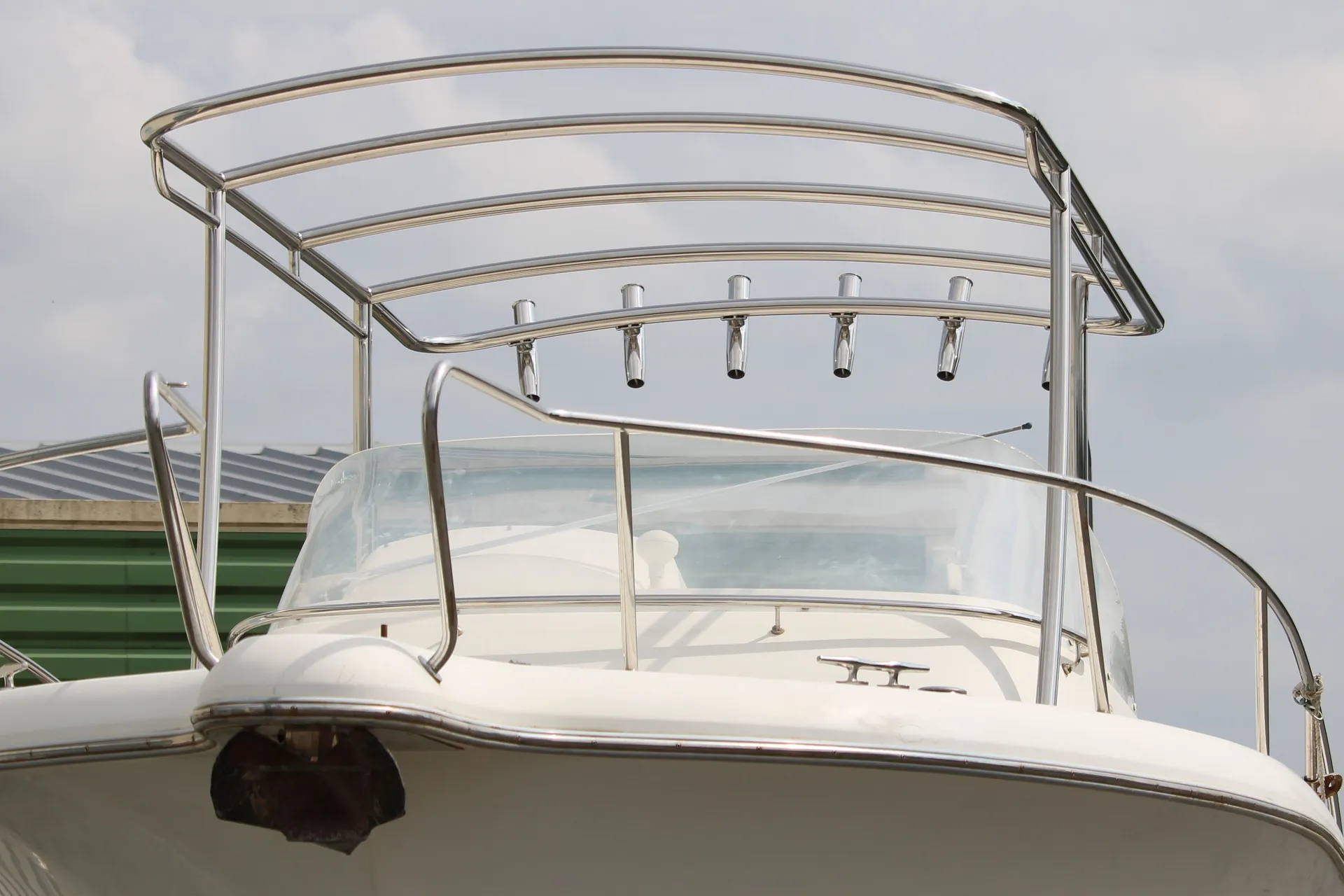 Accastillage inox poli miroir fabriqué sur-mesure par Creal'Inox pour un bateau du Bassin d'Arcachon