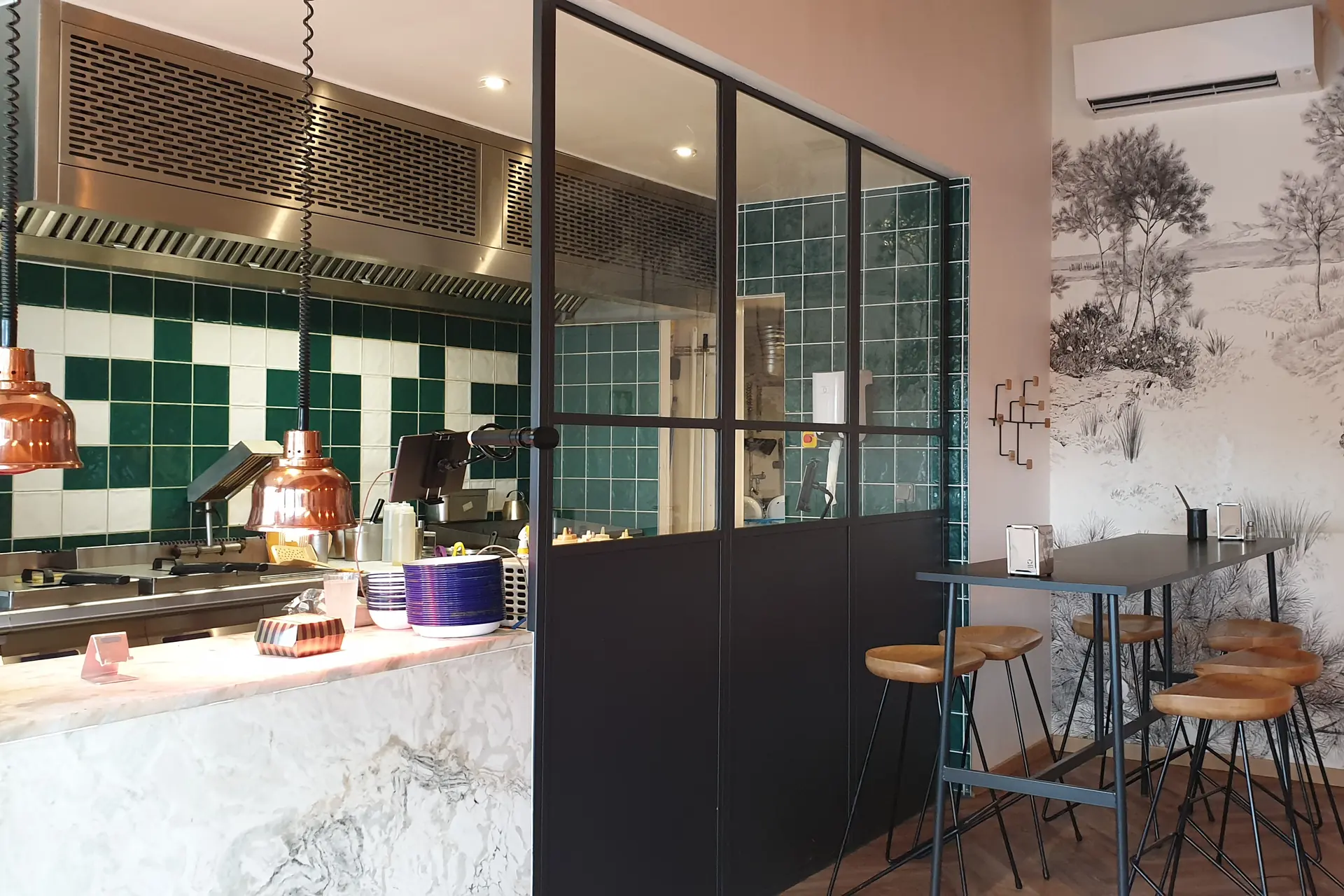 Verrière d'atelier en acier sur-mesure et agencement métallique fabriqués par Creal'Inox, métallier à Sanguinet sur le Bassin d'Arcachon