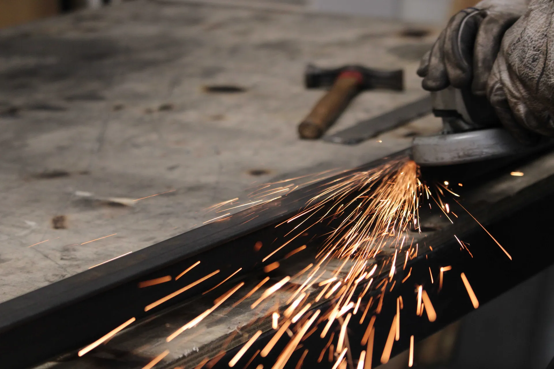 Atelier de métallerie Creal'Inox à Sanguinet - Vue de l'espace de fabrication et des équipements professionnels